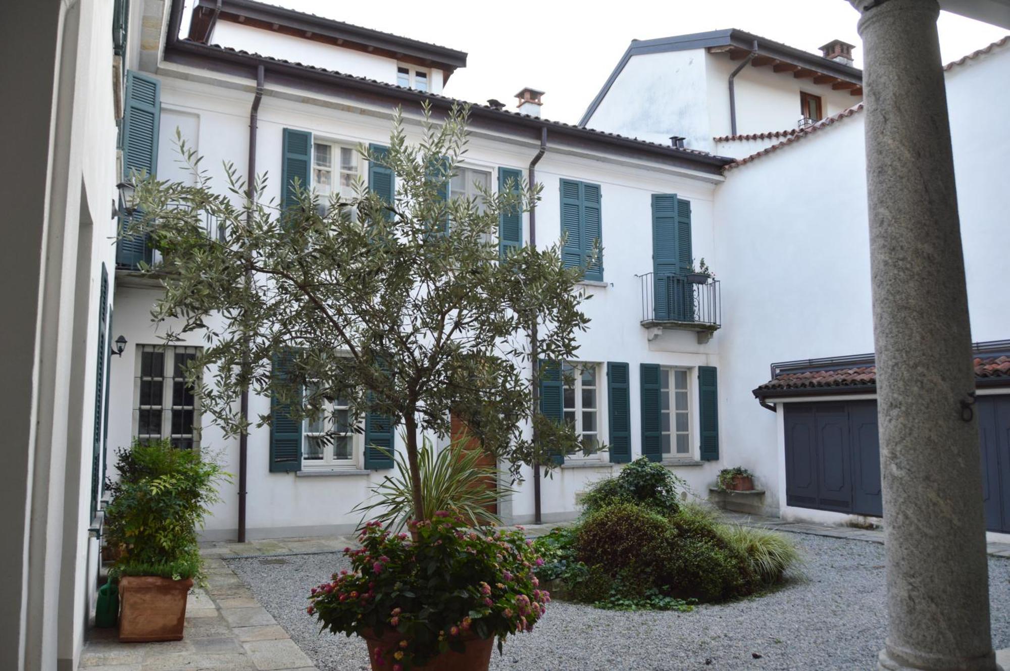 Villa Maghetti - Modernized Flat In Historic Palazzo In The Center Of Luino Kültér fotó